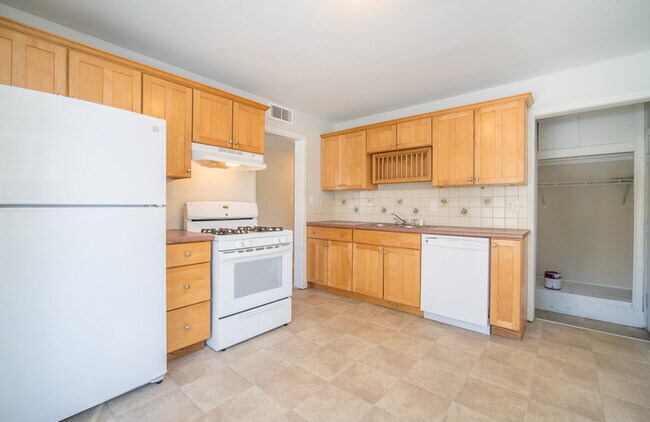 Building Photo - 8424 N Fox Croft Ln
