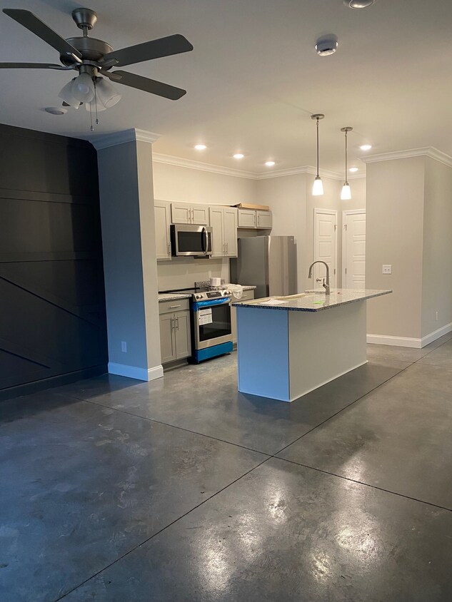Foto del edificio - Available and Move-In Ready!