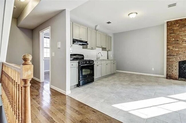 Photo - 585 Bramhall Ave Apartment