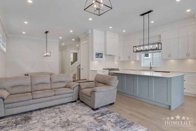 Building Photo - Fully Furnished 3 Bed + Office Upper Home in Grandview Heights with A/C & EV Charging