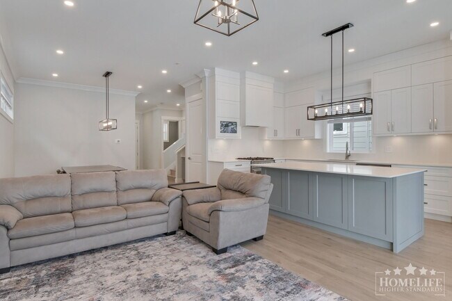 Photo du bâtiment - Fully Furnished 3 Bed + Office Upper Home in Grandview Heights with A/C & EV Charging