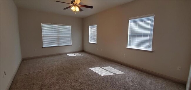 Building Photo - 2112 Summertree Dr