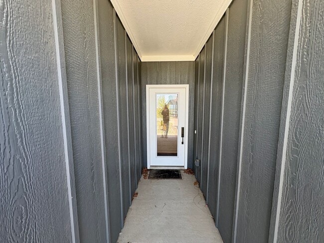 Building Photo - Modern Townhome with STUNNING Views in West MHK