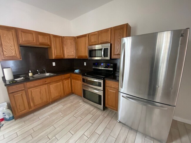 Building Photo - 3B1.5B Row House Available NOW in Fishtown