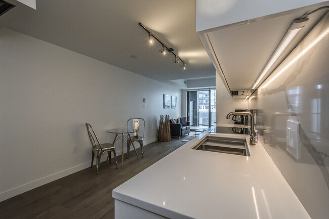 Photo du bâtiment - 1650 Granville St