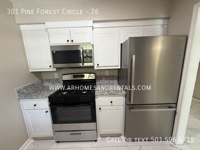 Foto del edificio - 301 Pine Forest Cir