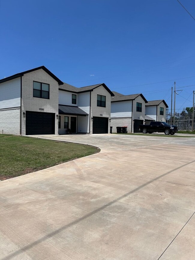 Building Photo - COX-NORTHRIDGE DR-2