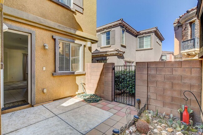 Building Photo - Great Guard Gated home In Traccia Summerli...