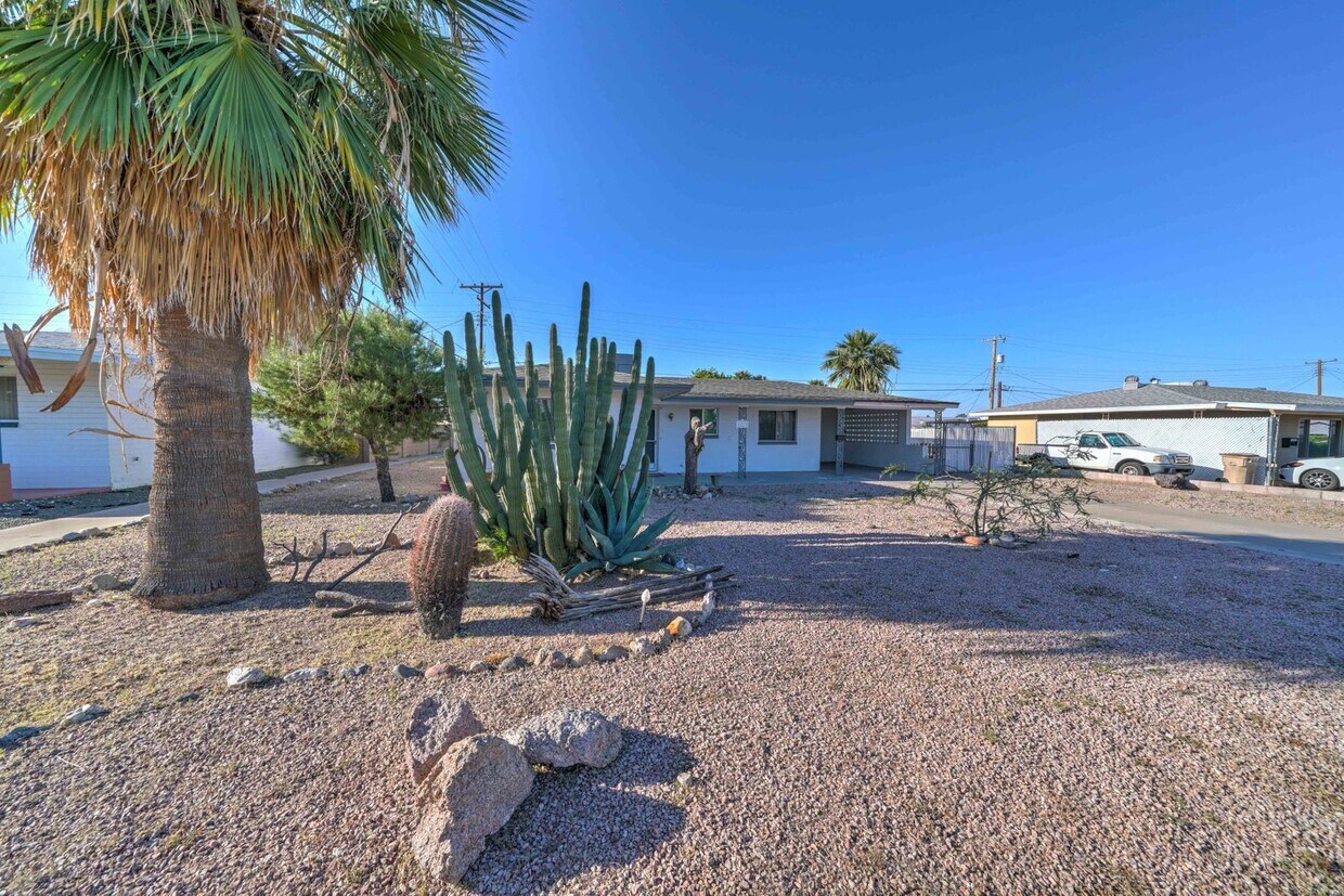 Primary Photo - Cozy, Remodeled 2 Bedroom + Den + 1 Bath H...
