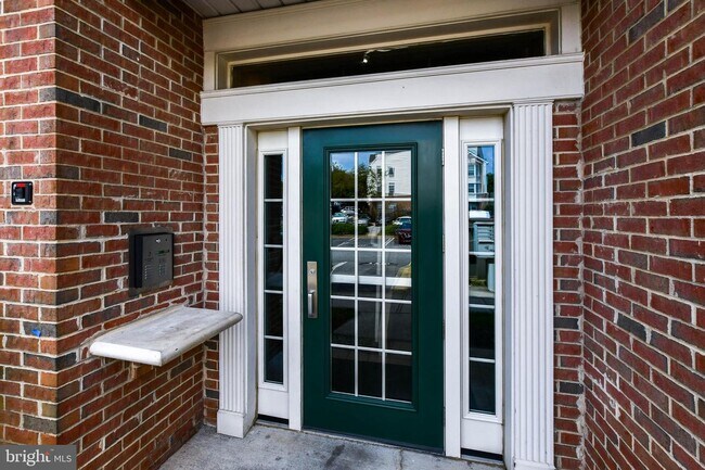 Building Photo - 8911 Town Center Cir