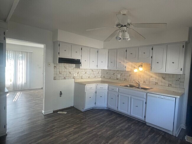 Building Photo - 17306 Apple Tree Dr