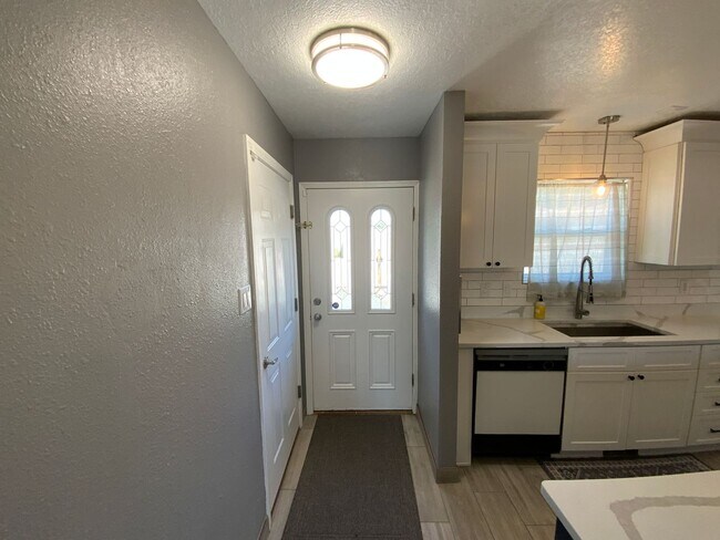Foto del edificio - 3 Bedroom Single Story Home Available Near...