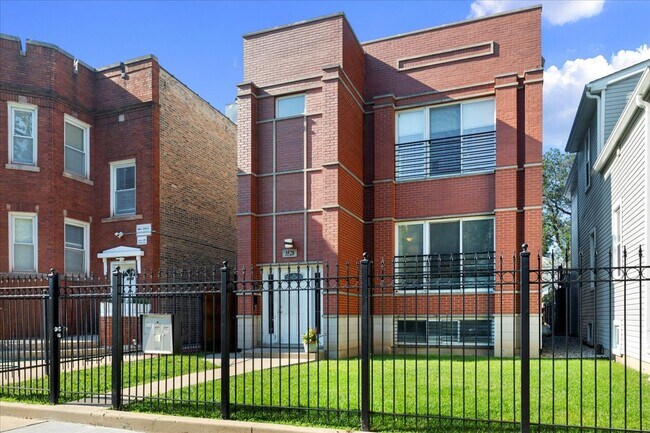 Building Photo - 3528 W Shakespeare Ave