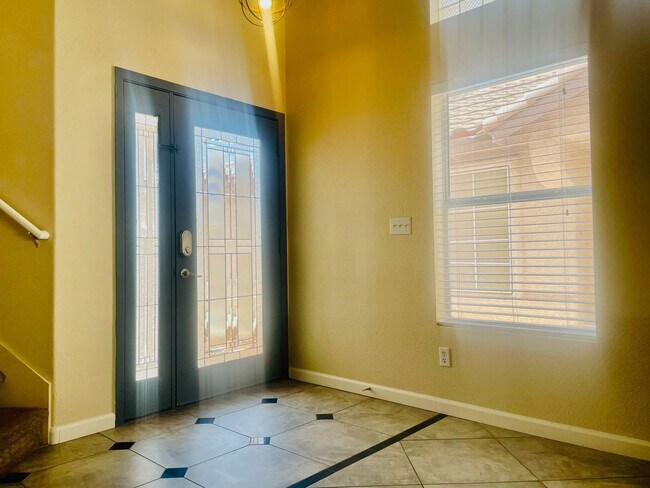 Foto del edificio - 4 Bd, 3 Bth Close to Airport, Town Square,...