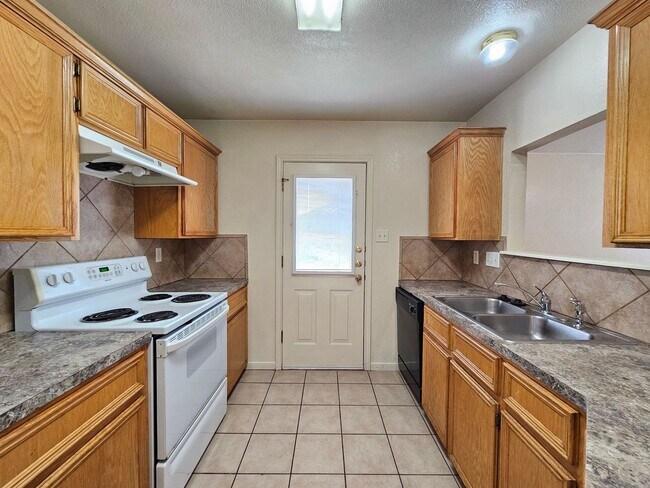 Foto del edificio - AVAILABLE NOW!