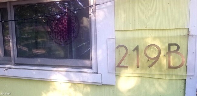 Building Photo - Studio, 1 bath Duplex - 219 North Shields ...