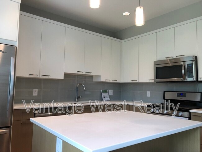 Building Photo - 12925 Lake Hill Dr