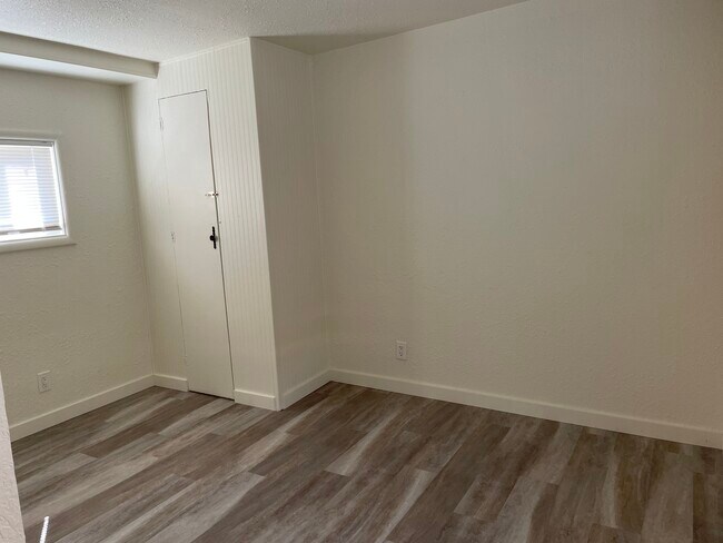 Building Photo - 2858 W Maplewood Ave