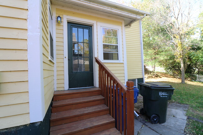 Building Photo - 1610 Summit Ln