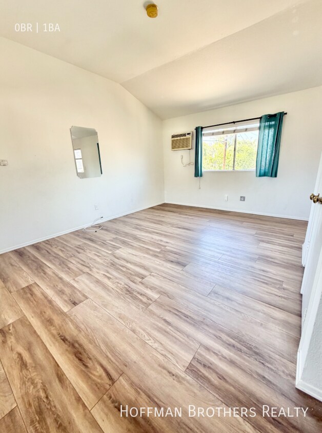Foto del edificio - 5723 Willowcrest Ave