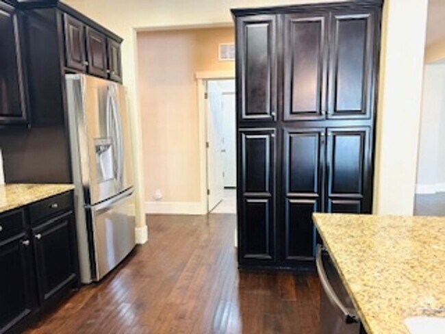 Foto del edificio - $2,695 Beautiful Barclay Square 4 Bed / Ha...