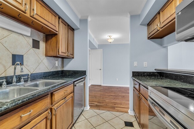 Building Photo - 1860 White Oak Dr