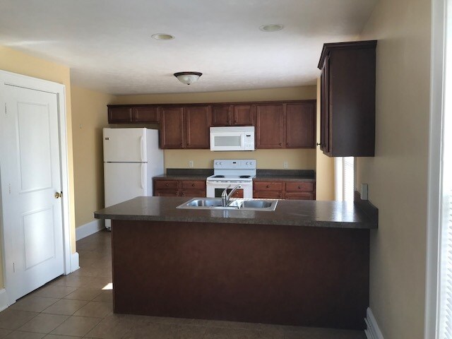 Primary Photo - 250 W North St