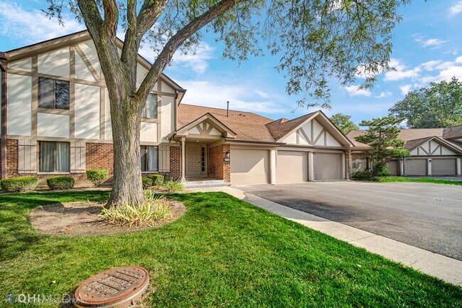 Foto del edificio - 920 Surrey Dr