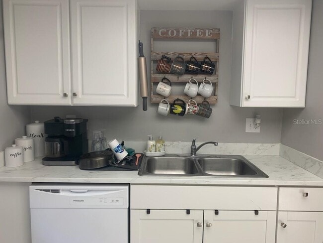 Building Photo - 340 6th St N