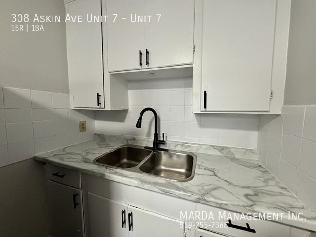 Building Photo - NEWLY RENOVATED 1-BEDROOM/1BATH APARTMENT ...