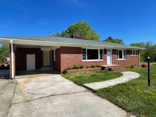 Foto del edificio - 3 Bed, 1 Bath Brick house in Ramseur