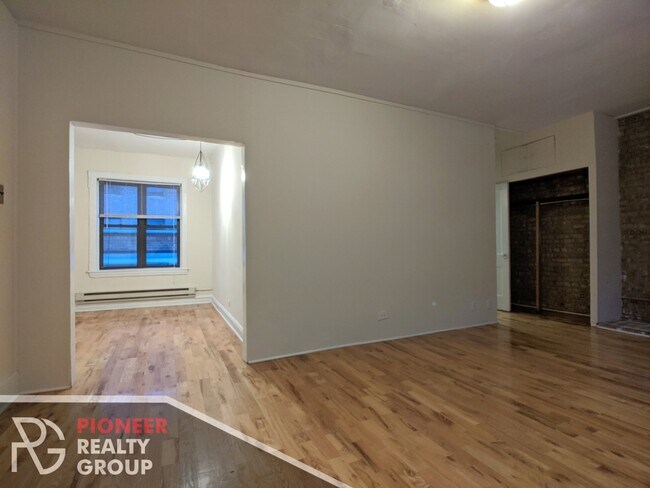 Foto del edificio - 3726 N Pine Grove Ave
