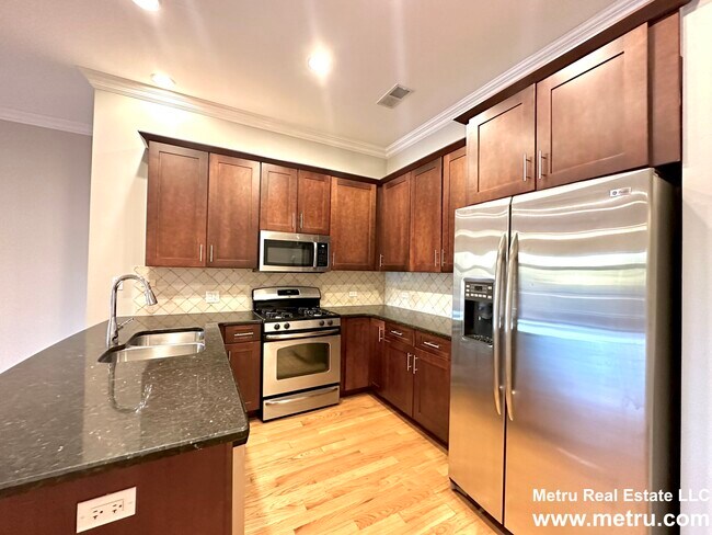 Building Photo - 4651 N Greenview Ave