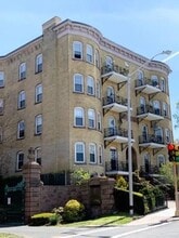 Building Photo - 175 Maple St