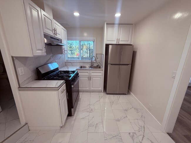 Building Photo - 323 S Francisca Ave