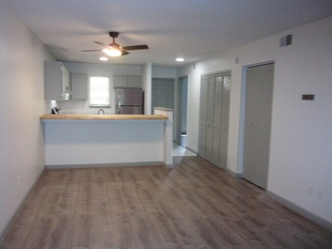 Foto del edificio - Fully Renovated Ground Floor Condo near Cherry Park