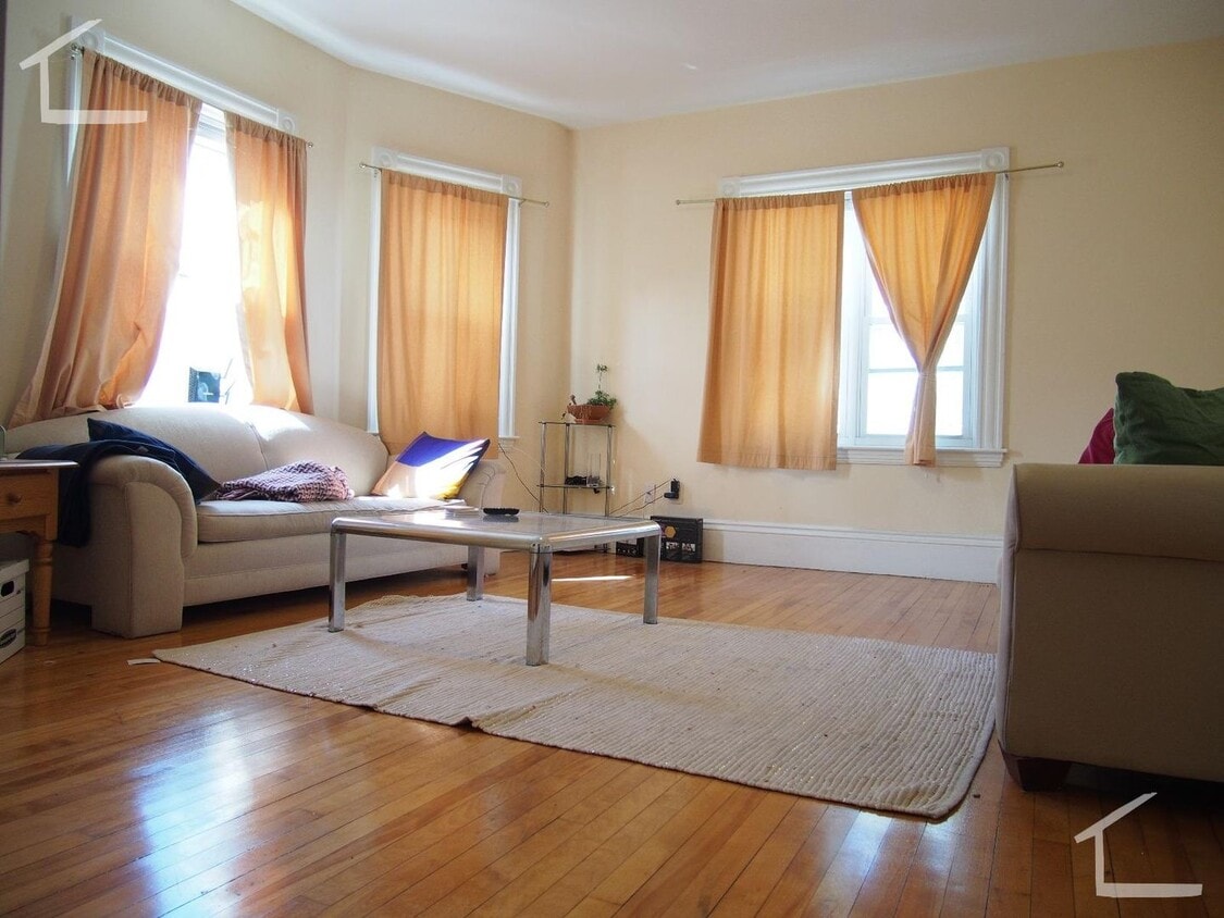 Don't miss out on this rare pricing 3 bed in Brighton.... April or May Move in!! - Don't miss out on this rare pricing 3 bed in Brighton.... April or May Move in!!