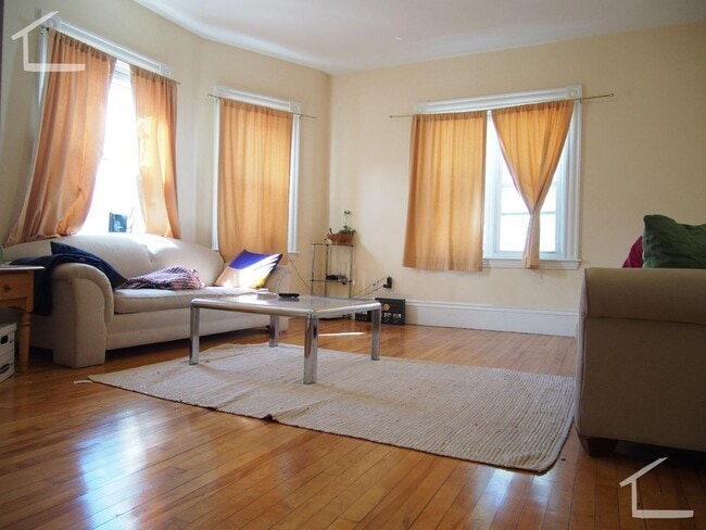 Don't miss out on this rare pricing 3 bed in Brighton.... April or May Move in!! - Don't miss out on this rare pricing 3 bed in Brighton.... April or May Move in!! House