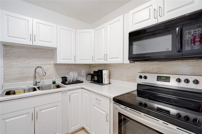 Foto del edificio - 502-504 Phippen Waiters Rd