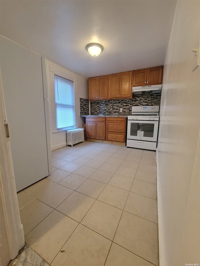 81 Winter St, Lynbrook, NY 11563 Room for Rent in Lynbrook, NY