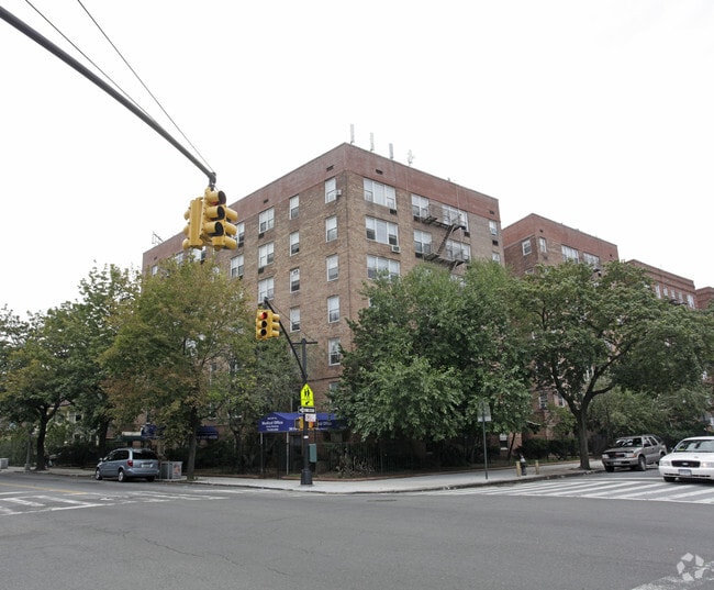 399-421 E 17th St - 415 E 17th St