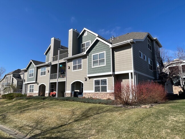 Exterior, lado este con balcón. - 4245 Boardwalk Dr