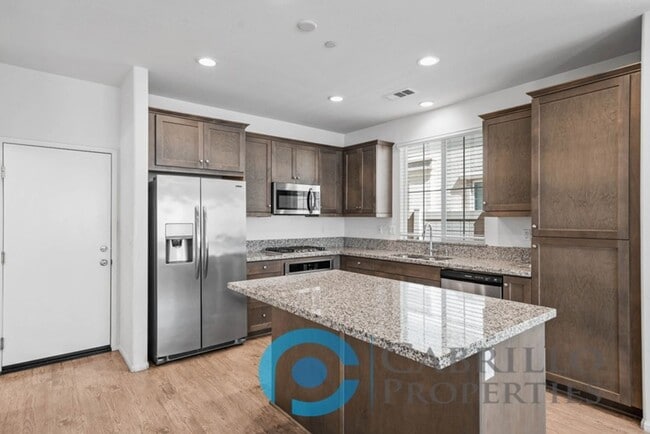 Building Photo - Spacious 3 bedroom Home w/2 car Garage in ...