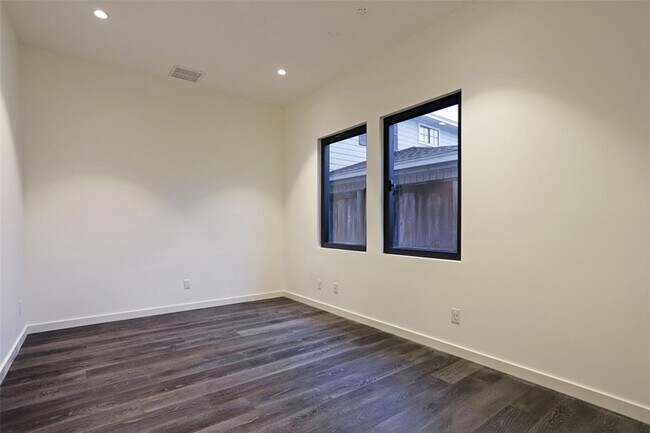 Building Photo - 815 W 24th St