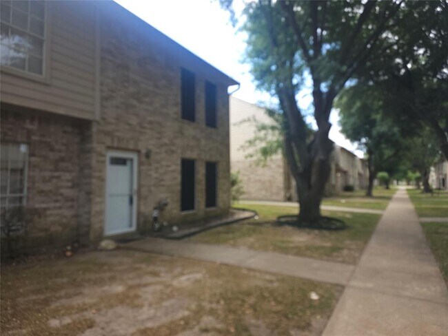 Foto del edificio - 1063 Birnham Woods Blvd