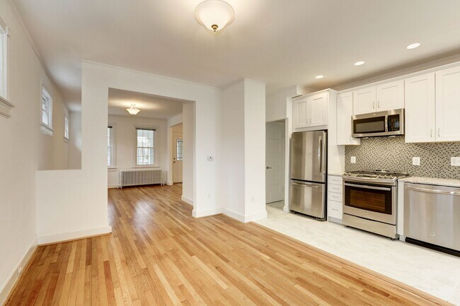 Foto del edificio - 2466 Tunlaw Rd NW
