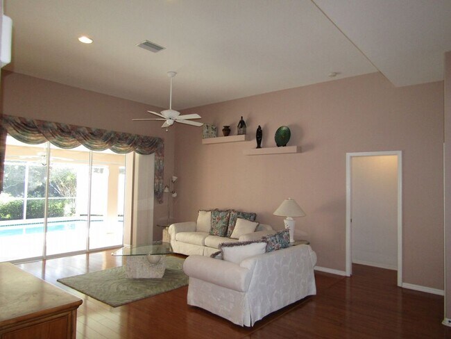 Building Photo - 2 bed 2 bath w/Bonus Room Pool Home