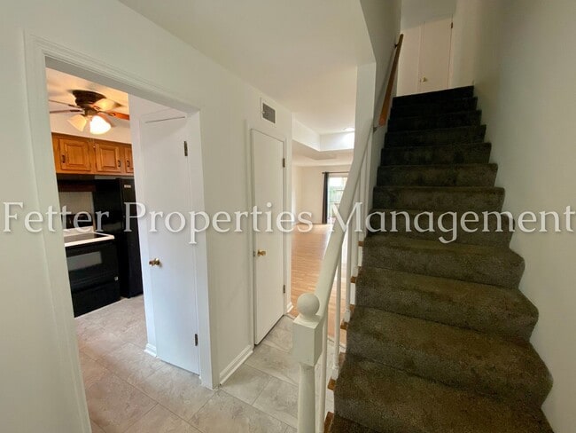 Building Photo - Townhouse Condo w/Pool Access!