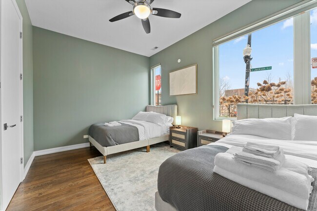 Foto del edificio - 2437 W Jackson Blvd