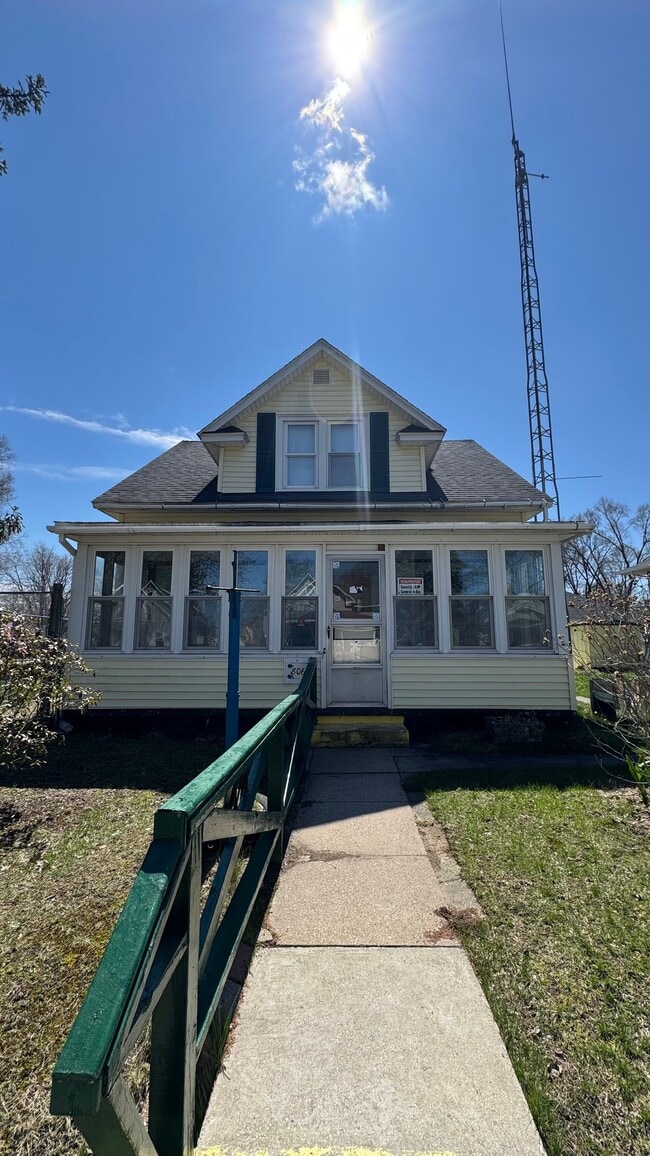 Building Photo - 806 E Loomis St